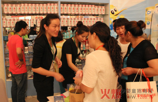 博士小帽嬰兒奶瓶火爆網(wǎng)大講堂訂貨會現(xiàn)場火熱