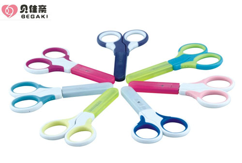 貝佳親yinge剪刀