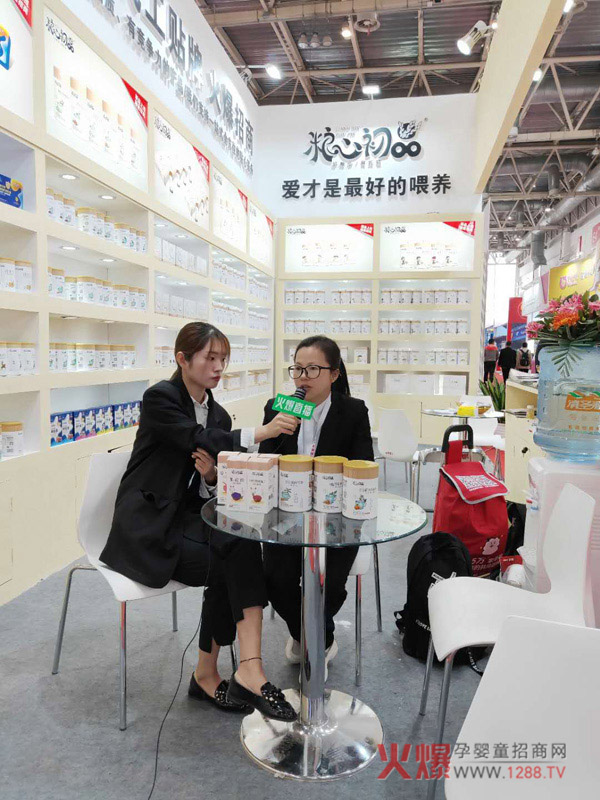 糧心初品品牌負(fù)責(zé)人接受火爆嬰童網(wǎng)現(xiàn)場(chǎng)直播采訪 糧心初品品牌負(fù)責(zé)人接受火爆嬰童網(wǎng)現(xiàn)場(chǎng)直播采訪