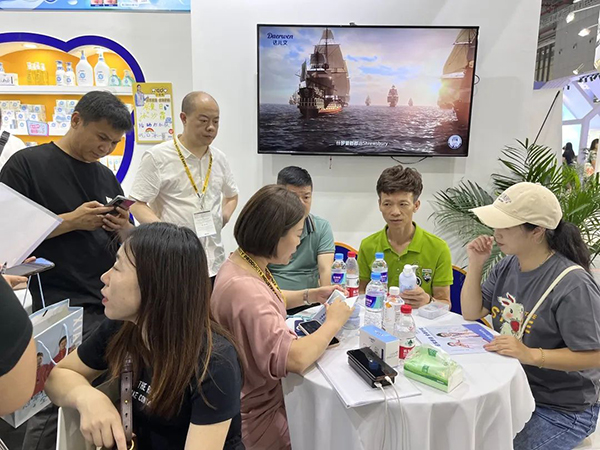 火爆的現(xiàn)場(chǎng)氛圍1.jpg 火爆的現(xiàn)場(chǎng)氛圍1.jpg