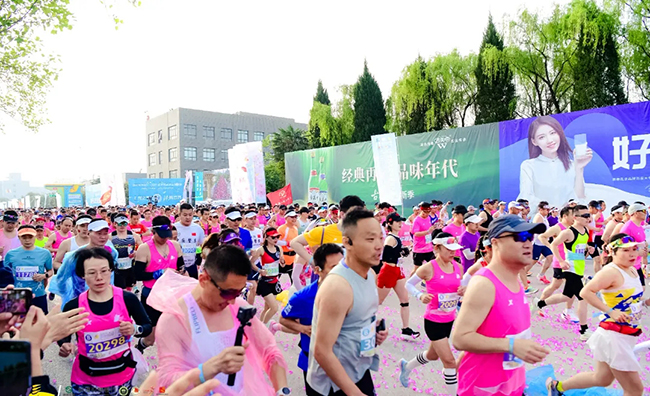 雅泰朵恩酷跑團(tuán)助力“楊馬”激情開跑 (8).jpg 雅泰朵恩酷跑團(tuán)助力“楊馬”激情開跑 (8).jpg