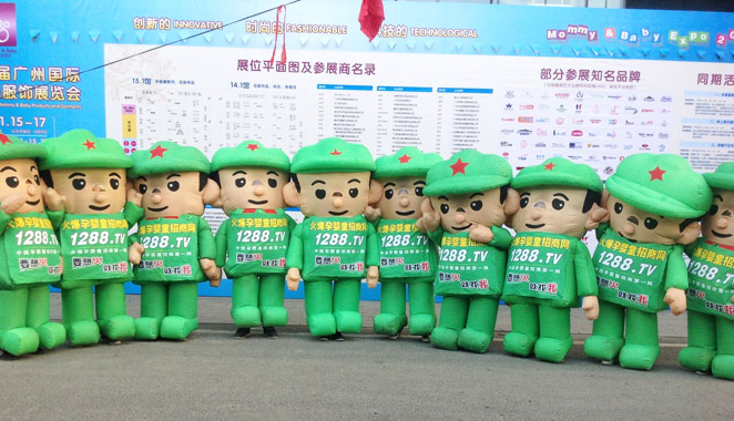 火爆的宣傳隊伍出現(xiàn)在廣州國際嬰童展展會現(xiàn)場